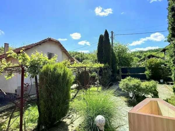 Къща в с. Драгана, Област Ловеч - 1000 кв.м за 20 €/кв.м - Снимка #1