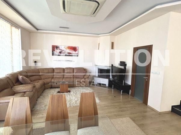 Дава се под наем Къща в к.к. Златни пясъци - 360 кв.м за 2300 € - Снимка #1
