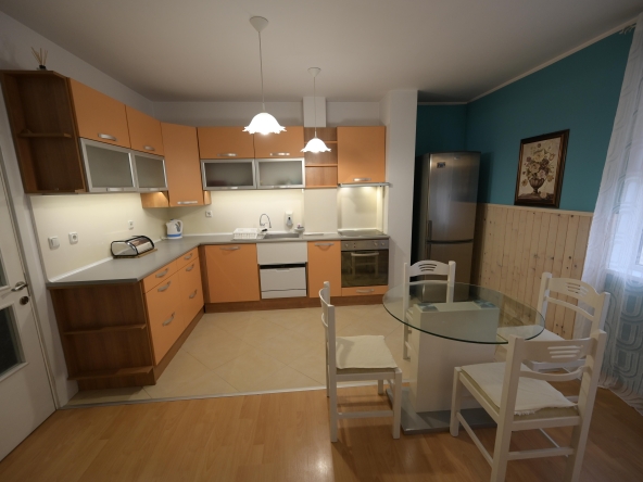 Дава се под наем Тристаен апартамент в Пловдив, Кючук Париж - 90 кв.м за 425 € - Снимка #1