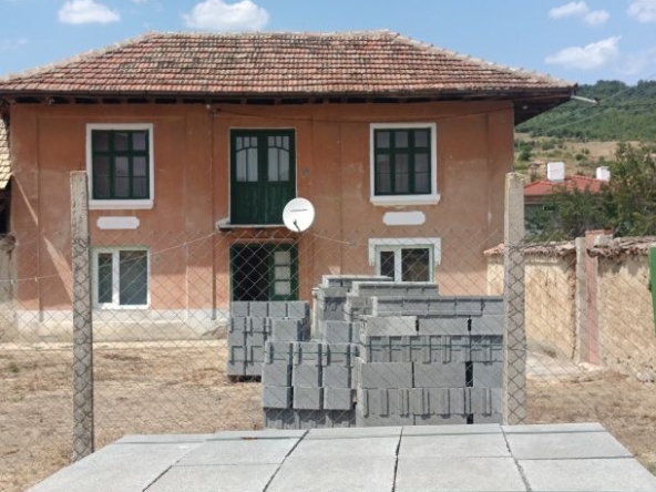 Къща в с. Веселиново, Област Шумен - 70 кв.м за 328 €/кв.м - Снимка #1