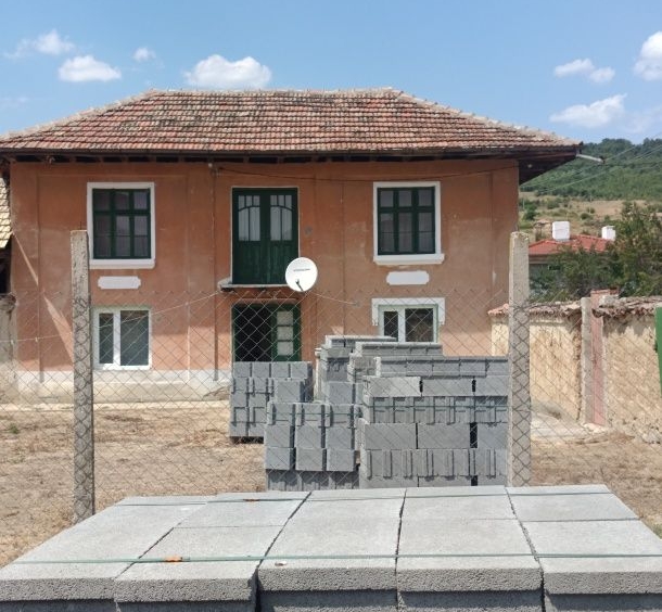 Къща в с. Веселиново, Област Шумен - 70 кв.м за 328 €/кв.м - Снимка #1