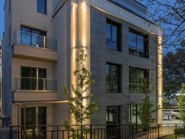 Дава се под наем Офис в Пловдив, Център - 340 кв.м за 10200 € - Снимка #1