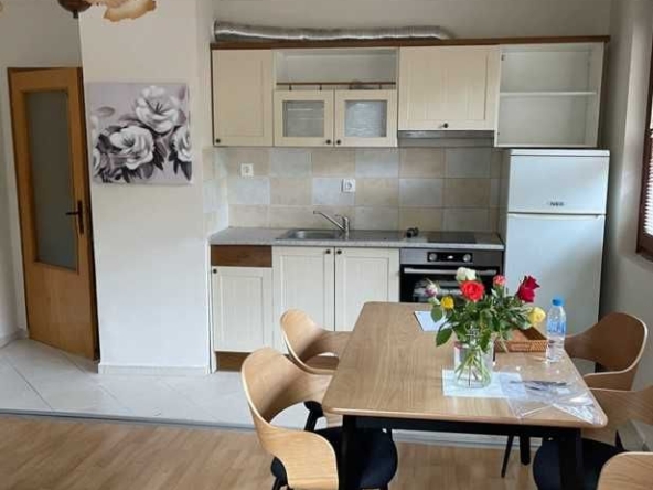 Дава се под наем Тристаен апартамент в София, Оборище - 85 кв.м за 765 € - Снимка #1