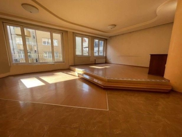 Дава се под наем Къща в Пловдив, Център - 582 кв.м за 2396.49 € - Снимка #1