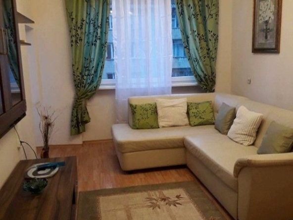 Дава се под наем Тристаен апартамент в София, Център - 70 кв.м за 846.6 € - Снимка #1
