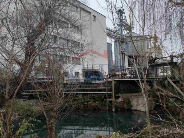 Промишлена сграда в Велико Търново, Център - 5000 кв.м за 123 €/кв.м - Снимка #1