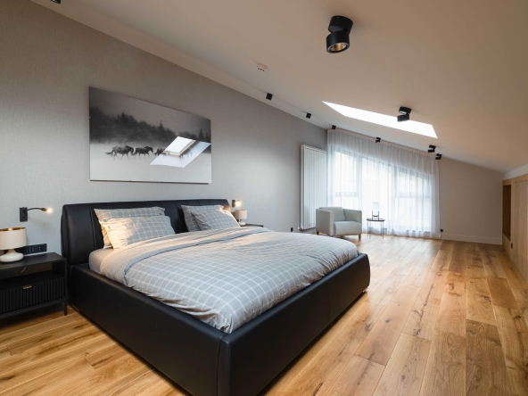 Къща в София, Център - 460 кв.м за 2453 €/кв.м - Снимка #1