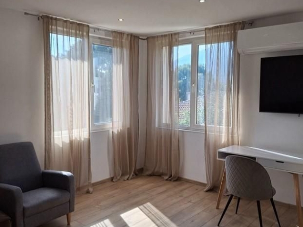 Дава се под наем Тристаен апартамент в София, Карпузица - 75 кв.м за 792 € - Снимка #1