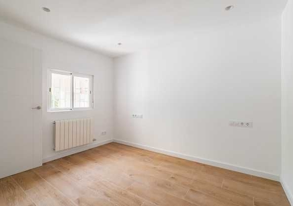 Дава се под наем Тристаен апартамент в Пазарджик, Идеален център - 110 кв.м за 300 € - Снимка #1