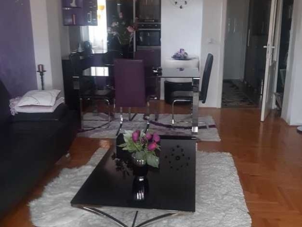 Дава се под наем Тристаен апартамент в Бургас, Изгрев - 80 кв.м за 357 € - Снимка #1