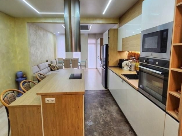 Дава се под наем Тристаен апартамент в София, Център - 90 кв.м за 1475 € - Снимка #1
