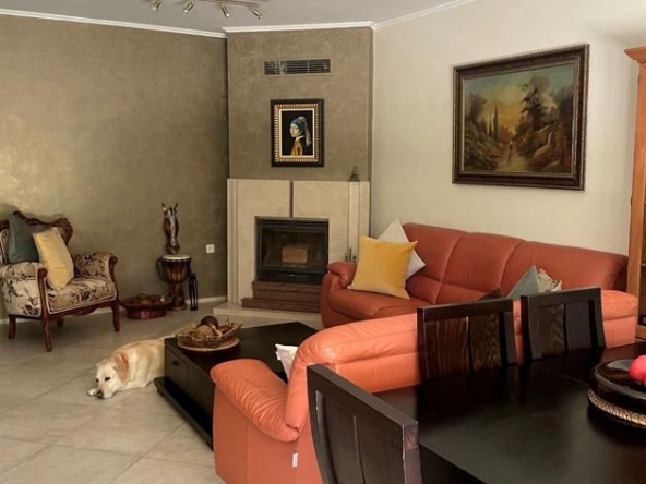 Дава се под наем Тристаен апартамент в Пловдив, Кършияка - 120 кв.м за 800 € - Снимка #1