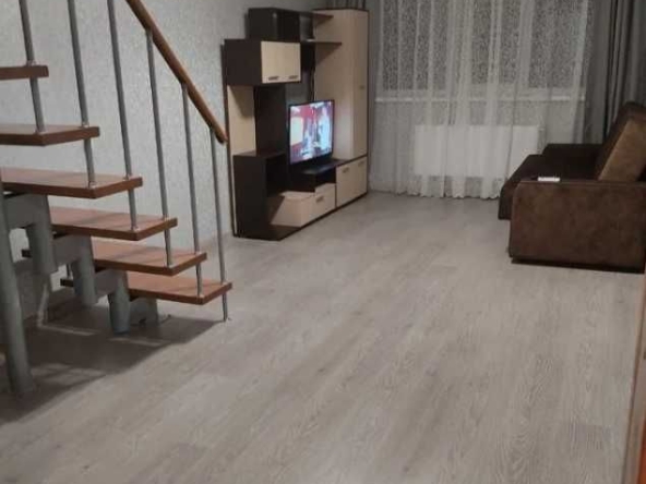 Дава се под наем Тристаен апартамент в Пловдив, Южен - 90 кв.м за 290.7 € - Снимка #1