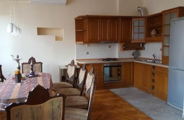 Дава се под наем Тристаен апартамент в Пловдив, Център - 104 кв.м за 612 € - Снимка #1