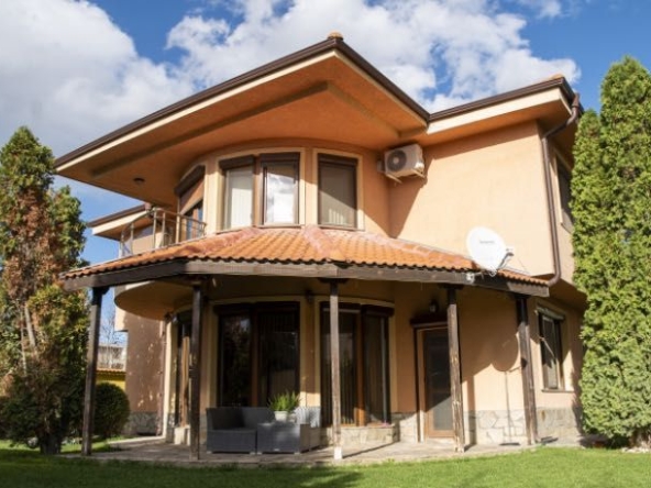 Къща в Пловдив, Остромила - 240 кв.м за 1041 €/кв.м - Снимка #1