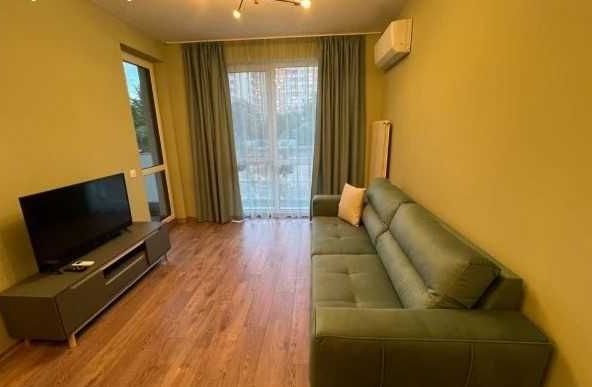 Дава се под наем Тристаен апартамент в София, Зона Б-18 - 100 кв.м за 896.58 € - Снимка #1
