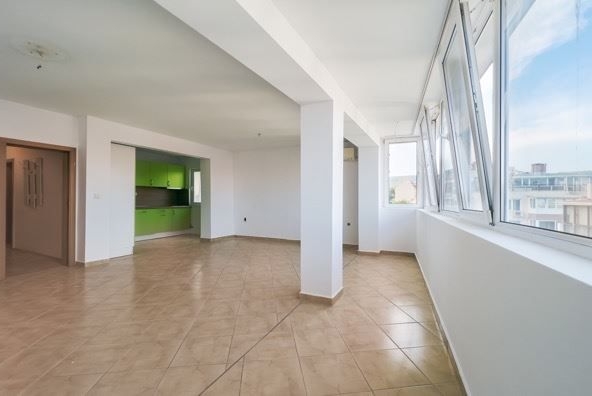 Тристаен апартамент в Варна, Левски - 81 кв.м за 1976 €/кв.м - Снимка #1