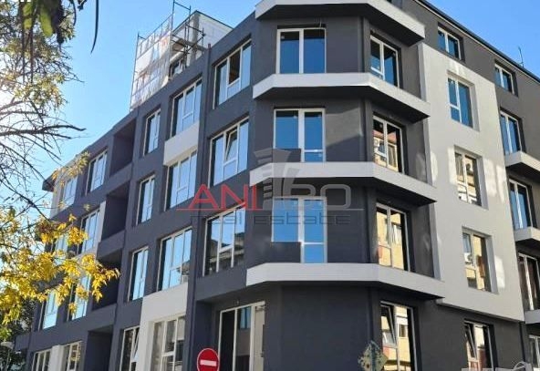 Тристаен апартамент в Варна, Колхозен пазар - 110 кв.м за 881 €/кв.м - Снимка #1