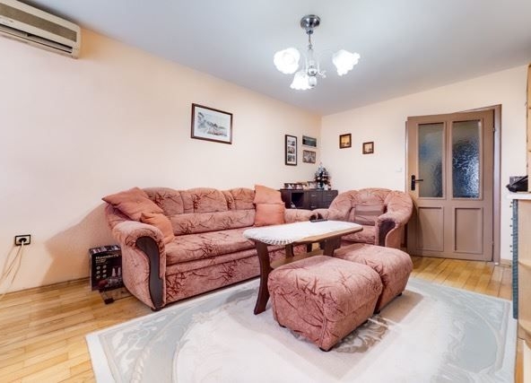 Двустаен апартамент в Варна, Лятно кино Тракия - 70 кв.м за 1986 €/кв.м - Снимка #1