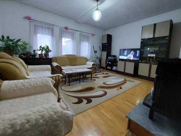 Дава се под наем Двустаен апартамент в Пловдив, Гагарин - 96 кв.м за 448.8 € - Снимка #1