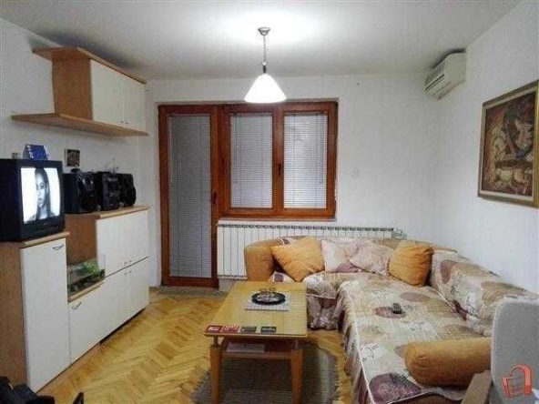 Дава се под наем Тристаен апартамент в Пловдив, Кършияка - 76 кв.м за 392.7 € - Снимка #1