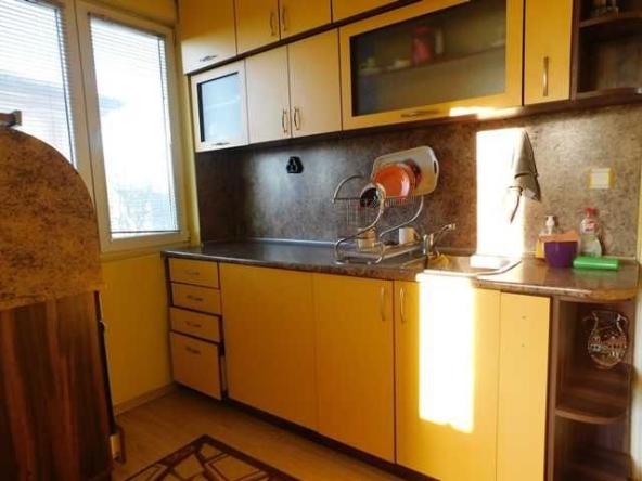 Дава се под наем Етаж от къща в Търговище, Център - 95 кв.м за 280.5 € - Снимка #1