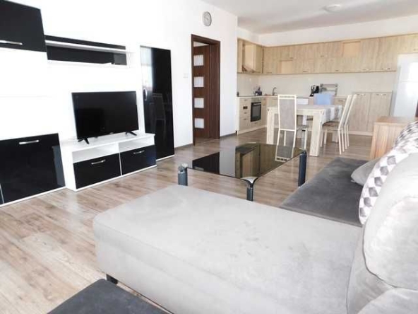 Дава се под наем Тристаен апартамент в Търговище, Център - 100 кв.м за 382.5 € - Снимка #1