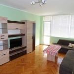 Дава се под наем Тристаен апартамент в Търговище, Център - 68 кв.м за 306 € - Снимка #1