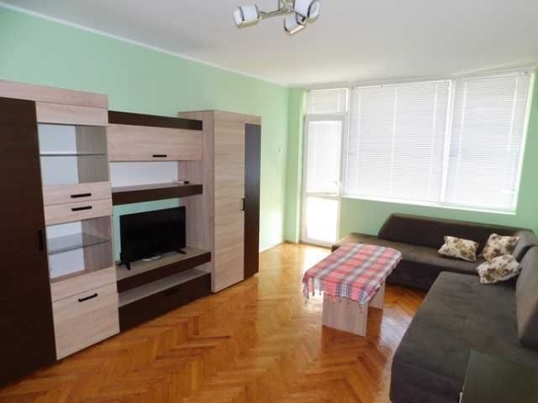 Дава се под наем Тристаен апартамент в Търговище, Център - 68 кв.м за 306 € - Снимка #1