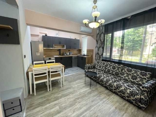 Тристаен апартамент в Варна, Червен площад - 86 кв.м за 3431 €/кв.м - Снимка #1