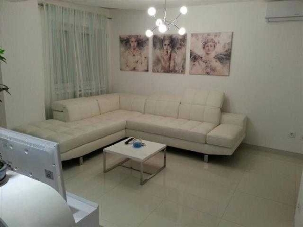 Дава се под наем Двустаен апартамент в Бургас, Изгрев - 58 кв.м за 204 € - Снимка #1