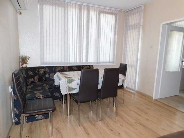 Дава се под наем Тристаен апартамент в Търговище, Център - 80 кв.м за 178.5 € - Снимка #1