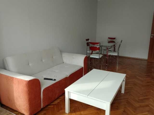 Дава се под наем Тристаен апартамент в Търговище, Център - 74 кв.м за 331.5 € - Снимка #1