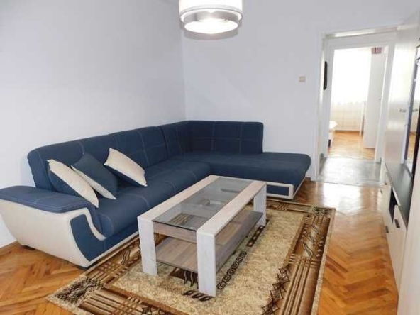 Дава се под наем Тристаен апартамент в Търговище, Център - 80 кв.м за 382.5 € - Снимка #1