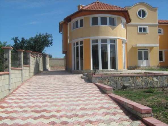 Къща в с. Здравец, Област Варна - 500 кв.м за 510 €/кв.м - Снимка #1