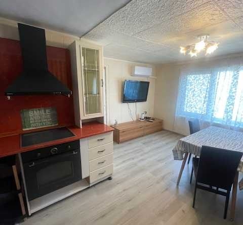 Дава се под наем Двустаен апартамент в Варна, Общината - 70 кв.м за 433.5 € - Снимка #1
