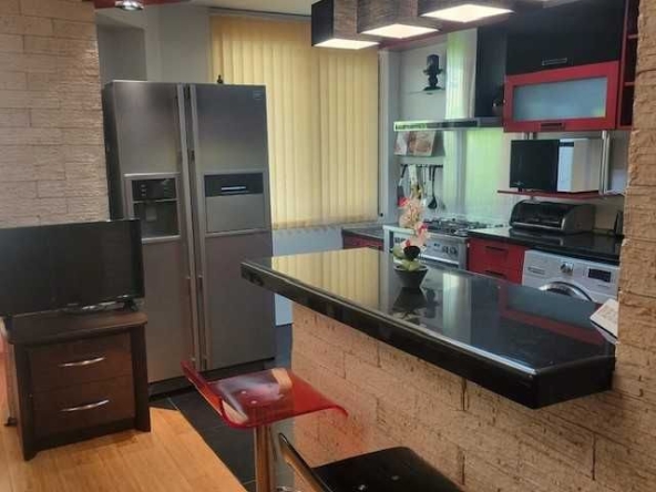 Дава се под наем Тристаен апартамент в Бургас, Център - 96 кв.м за 700 € - Снимка #1