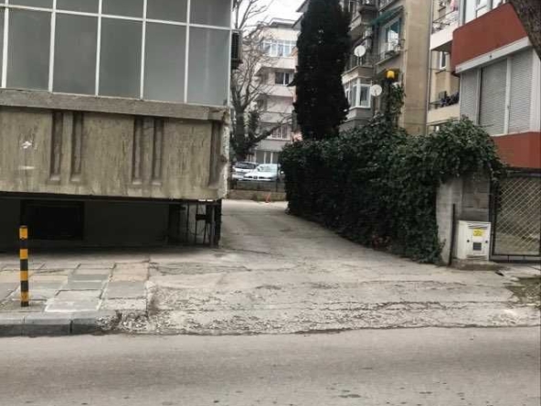 Дава се под наем Гараж / Паркомясто в Варна, Червен площад - 15 кв.м за 120 € - Снимка #1