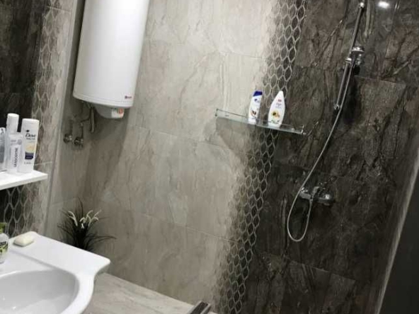 Дава се под наем Тристаен апартамент в Бургас, Меден рудник - зона Б - 92 кв.м за 200 € - Снимка #1