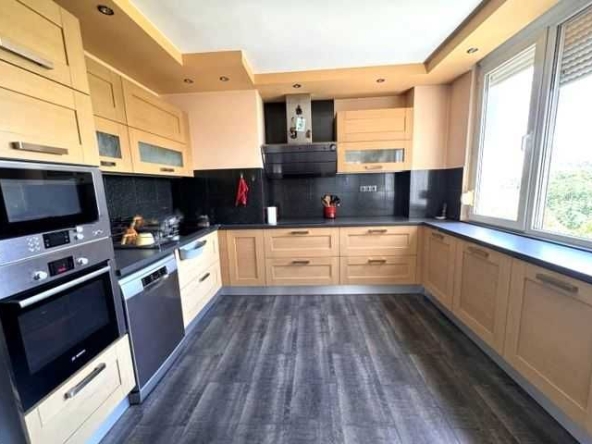 Дава се под наем Четиристаен апартамент в Пловдив, Център - 130 кв.м за 700 € - Снимка #1