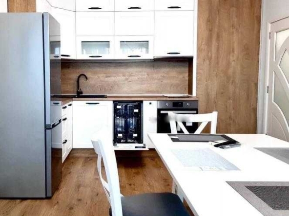 Дава се под наем Тристаен апартамент в Бургас, Зорница - 92 кв.м за 714 € - Снимка #1