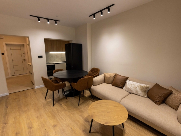 Тристаен апартамент в Бургас, Център - 68 кв.м за 2924 €/кв.м - Снимка #1