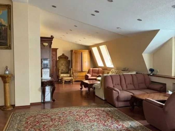 Дава се под наем Двустаен апартамент в София, Център - 100 кв.м за 561 € - Снимка #1