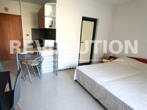 Дава се под наем Едностаен апартамент в к.к. Св.Св. Константин и Елена - 35 кв.м за 400 € - Снимка #1