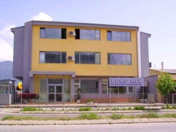 Промишлена сграда в Дупница - 2800 кв.м за 656 €/кв.м - Снимка #1