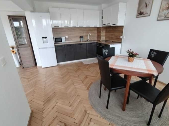 Дава се под наем Тристаен апартамент в София, Изток - 82 кв.м за 818 € - Снимка #1