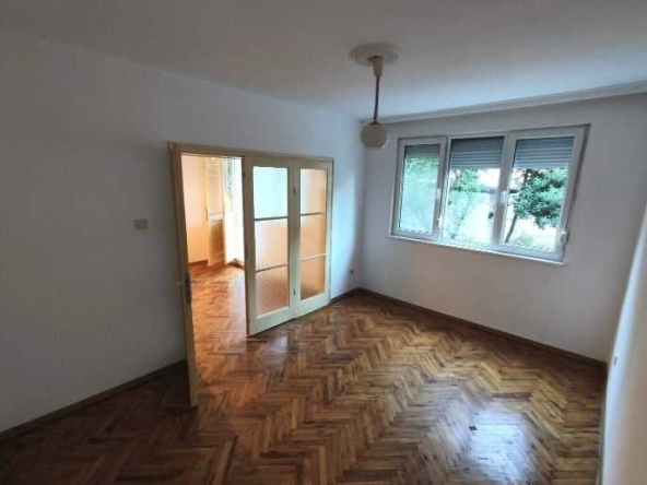 Дава се под наем Четиристаен апартамент в Бургас, Център - 120 кв.м за 375 € - Снимка #1