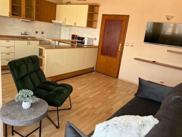 Дава се под наем Тристаен апартамент в София, Център - 89 кв.м за 1200 € - Снимка #1