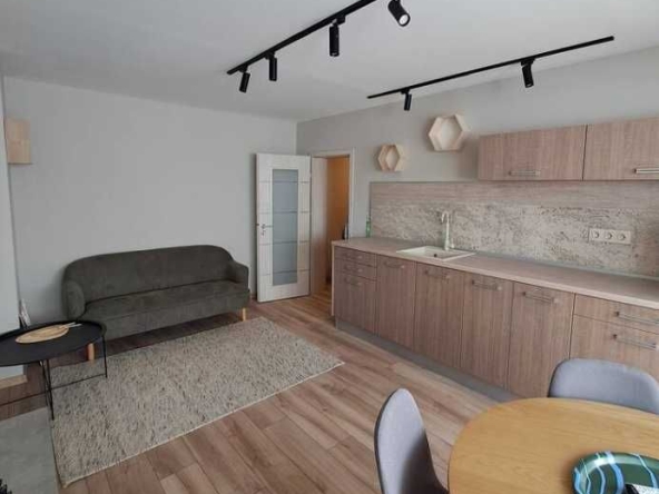 Дава се под наем Двустаен апартамент в Бургас, Лазур - 50 кв.м за 484.5 € - Снимка #1