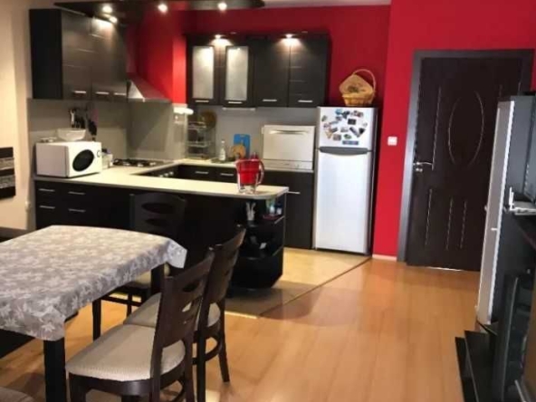 Дава се под наем Тристаен апартамент в Пловдив, Център - 80 кв.м за 255 € - Снимка #1